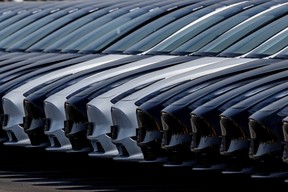 Tesla-Autos parken am 20.03.2022 auf der Baustelle der neuen Tesla Gigafactory für Elektroautos in Grünheide, Deutschland.