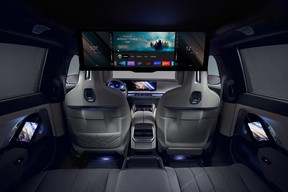 Das Theater Screen-System umfasst ein 31,3-Zoll-8K-Touchscreen-Display, integrierte Touchscreen-Fernbedienungen in den Türverkleidungen und ein automatisches hinteres Sonnenschutzsystem, das sich schließt, wenn der Bildschirm eingeschaltet wird.