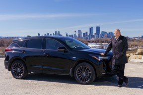 Glenn Ruskin mit dem 2022 Acura RDX A Spec vor dem Max Bell Center in Calgary.