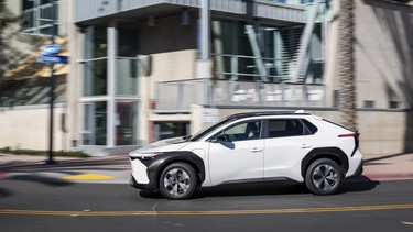 Avec sa vitesse de recharge et l’autonomie projetées inférieures à l’ensemble des autres VUS électriques du marché, le tout premier véhicule électrique de Toyota arrive avec un pas de retard.