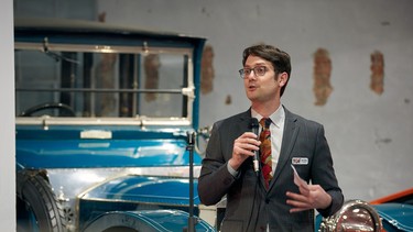 Alexander Gates, conservateur du Musée canadien de l'automobile, s'adresse aux partisans du musée lors d'un événement récent