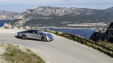 La Mercedes-Benz VISION EQXX a établi un record de rendement énergétique en parcourant plus de 1000 km avec une seule charge – pour une consommation moyenne de 8,7 kWh/100 km.