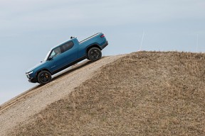 R1T wird während einer Testfahrt vor der Elektrofahrzeugfabrik des Start-ups Rivian Automotive in Normal, Illinois, USA, am 11. April 2022 gesehen.