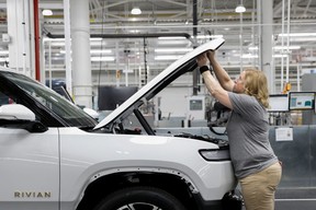 Ein Mitarbeiter arbeitet an einem Fließband in der Elektrofahrzeugfabrik des Startups Rivian Automotive in Normal, Illinois, USA, 11. April 2022.