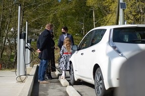 Ein Auto steht an einer Ladestation geparkt, während der kanadische Premierminister Justin Trudeau mit den Medien spricht und das neue Budget seiner Regierung mit einem Besuch der Royal Roads University in Victoria, British Columbia, Kanada, am 11. April 2022 hervorhebt.