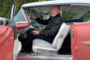 Ray Tanner zurück auf dem Fahrersitz des Cadillac Coupe de Ville von 1957, den er ursprünglich vor mehr als einem halben Jahrhundert gekauft hatte.  KREDIT: Alyn Edwards