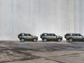 Les Land Rover Defender 130 d’année-modèle 2023.5 devraient débarquer chez les concessionnaires canadiens en août prochain, à des prix d’étiquette qui débutent à 93 000$.