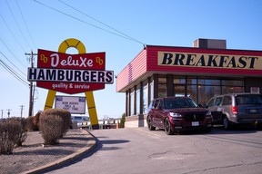 2022 Lincoln Aviator Reserve bei Deluxe Hamburgers in Sudbury, Ontario