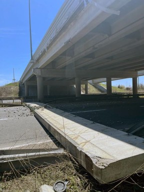 Ein Teil der Wayne Gretzky Parkway-Überführung in Brantford fiel auf den Highway 403, nachdem die Brücke von einem Fahrzeug angefahren worden war, teilte die Polizei mit.  (Foto der Polizei von Brantford)