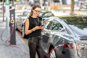 Der EY Mobility Consumer Index 2022 zeigt, dass die Präferenz der Verbraucher für Elektrofahrzeuge immer stärker wird