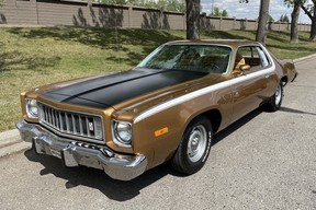 Der Plymouth Road Runner von Heather und Dave Eamon wurde 1975 von Renfrew Chrysler in Calgary neu gekauft und wurde einige Jahre lang regelmäßig gefahren.  Es war teilweise ausgemustert, wurde aber noch gelegentlich gefahren, bevor es in den letzten zweieinhalb Jahren restauriert wurde.