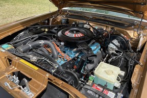 Mit viel Hilfe von Freunden und Mitgliedern des Northern Mopars Auto Club brachten Heather und Dave Eamon ihren Plymouth Road Runner von 1975 in einen Zustand, der besser als neu war.  Als sie das Auto bestellten, wollte Dave den größten verfügbaren Motor haben, und das war ein 400-Kubikzoll-V8 mit vier Zylindern, der von einem TorqueFlite-Getriebe unterstützt wurde.