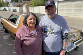 Heather und Dave Eamon mit ihrem frisch restaurierten Plymouth Road Runner von 1975, der mit viel Hilfe von Mitgliedern des Northern Mopars Auto Club fertiggestellt wurde.  KREDIT: Dave Eamon