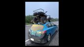 Un Chauffard se fait pincer avec un VTT sur le toit de sa Mazda