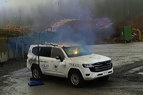 Ein von Inkas gepanzerter Toyota Land Cruiser nach einem Trommelfeuer aus Kugeln und Bomben