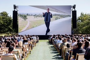 Apple CEO Tim Cook wird auf einem Bildschirm angezeigt, während er während der jährlichen Worldwide Developers Conference von Apple in San Jose, Kalifornien, USA, am 6. Juni 2022 spricht.