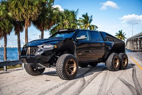 Der Juggernaut 6X6 von Apocalypse aus Florida basiert auf einem Ram TRX-Pickup, wurde jedoch mit einer verbesserten Federung, zwei weiteren Rädern und einem großen Leistungsvorteil ausgestattet