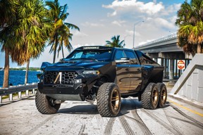 Der Juggernaut 6X6 von Apocalypse aus Florida basiert auf einem Ram TRX-Pickup, wurde jedoch mit einer verbesserten Federung, zwei weiteren Rädern und einem großen Leistungsvorteil ausgestattet