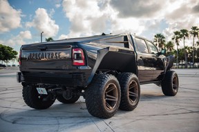 Der Juggernaut 6X6 von Apocalypse aus Florida basiert auf einem Ram TRX-Pickup, wurde jedoch mit einer verbesserten Federung, zwei weiteren Rädern und einem großen Leistungsvorteil ausgestattet