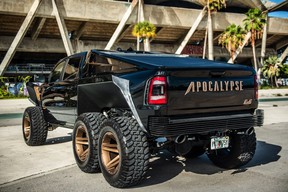 Der Juggernaut 6X6 von Apocalypse aus Florida basiert auf einem Ram TRX-Pickup, wurde jedoch mit einer verbesserten Federung, zwei weiteren Rädern und einem großen Leistungsvorteil ausgestattet