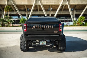 Der Juggernaut 6X6 von Apocalypse aus Florida basiert auf einem Ram TRX-Pickup, wurde jedoch mit einer verbesserten Federung, zwei weiteren Rädern und einem großen Leistungsvorteil ausgestattet