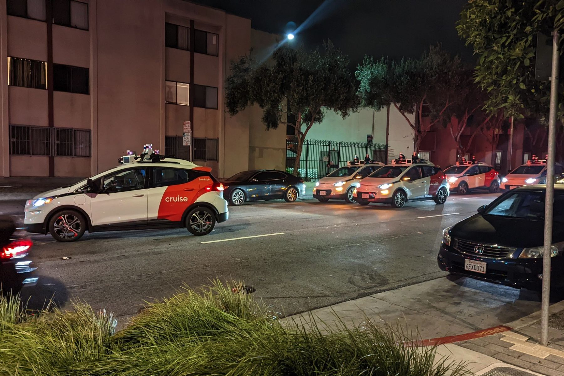 GM Cruise robotaxis randomly gather to block San Francisco street