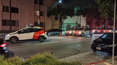 GM Cruise robotaxis randomly gather to block San Francisco street