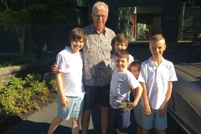 John Davidson nahm alle seine Enkelkinder mit auf eine Spritztour in der Corvette von 1962, die er an diesem 75. Geburtstag von seiner Frau Linda geschenkt bekam.