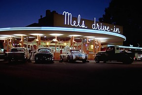 Das ikonische Mel's Drive-in-Diner im Film American Graffiti von 1973, der am Abend der Autoshow im Freien gezeigt wird.  KREDIT: Universal Pictures