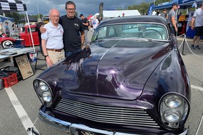 Der frisch restaurierte 1951er Chevrolet namens Carried Away vom ehemaligen Besitzer Cort Elliott, links, zusammen mit dem Restaurator Rick Hann.  Das maßgefertigte Auto wurde damals auf Automessen im pazifischen Nordwesten mit großen Preisen ausgezeichnet.  KREDIT: Alyn Edwards
