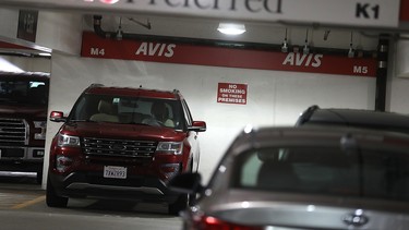 Autos werden am 8. August 2017 in San Francisco, Kalifornien, in einem Avis-Mietwagenbüro geparkt.
