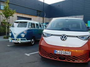 Le VW Bulli est enfin de retour, mais plutôt que d’être propulsé par un moteur à essence refroidi à l’air et monté à l'arrière, la version du 21e siècle de l’emblématique véhicule est mue par l'électricité.