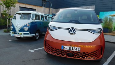 Le VW Bulli est enfin de retour, mais plutôt que d’être propulsé par un moteur à essence refroidi à l’air et monté à l'arrière, la version du 21e siècle de l’emblématique véhicule est mue par l'électricité.