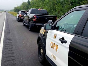 OPP hat drei junge Frauen aus Montreal angeklagt, nachdem sie an einem Tag auf dem Highway drei gestohlene Pickups überfahren hatten.  401 in der Nähe von Brockkville am Dienstag, 23. August 2022.