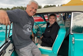 Edsel-Eigentümer Ron Langis mit Restaurator Martin Collins.  KREDIT: Alyn Edwards