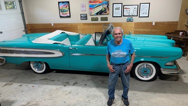 Ron Langis mit dem restaurierten Edsel Citation Cabrio von 1958, das er 1958 gekauft hat.