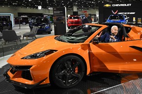 US-Präsident Joe Biden sitzt in einer Chevrolet Corvette Z06, als er am 14. September 2022 die North American International Auto Show 2022 im Huntington Place Convention Center in Detroit, Michigan, besichtigt.