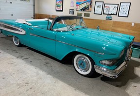 Die Garage ist als Schrein für das restaurierte Edsel Citation-Cabrio eingerichtet, das Ron Langlis seit 1958 besitzt. KREDIT: Alyn Edwards