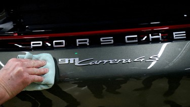 Ein Mitarbeiter des deutschen Automobilherstellers Porsche bringt am 19.02.2019 im Porsche-Werk Stuttgart-Zuffenhausen ein Etikett des Porsche 911 Carrera 4S an.