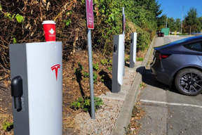Eine Tesla Supercharger-Station in Surrey, BC, mit durchtrennten Ladekabeln