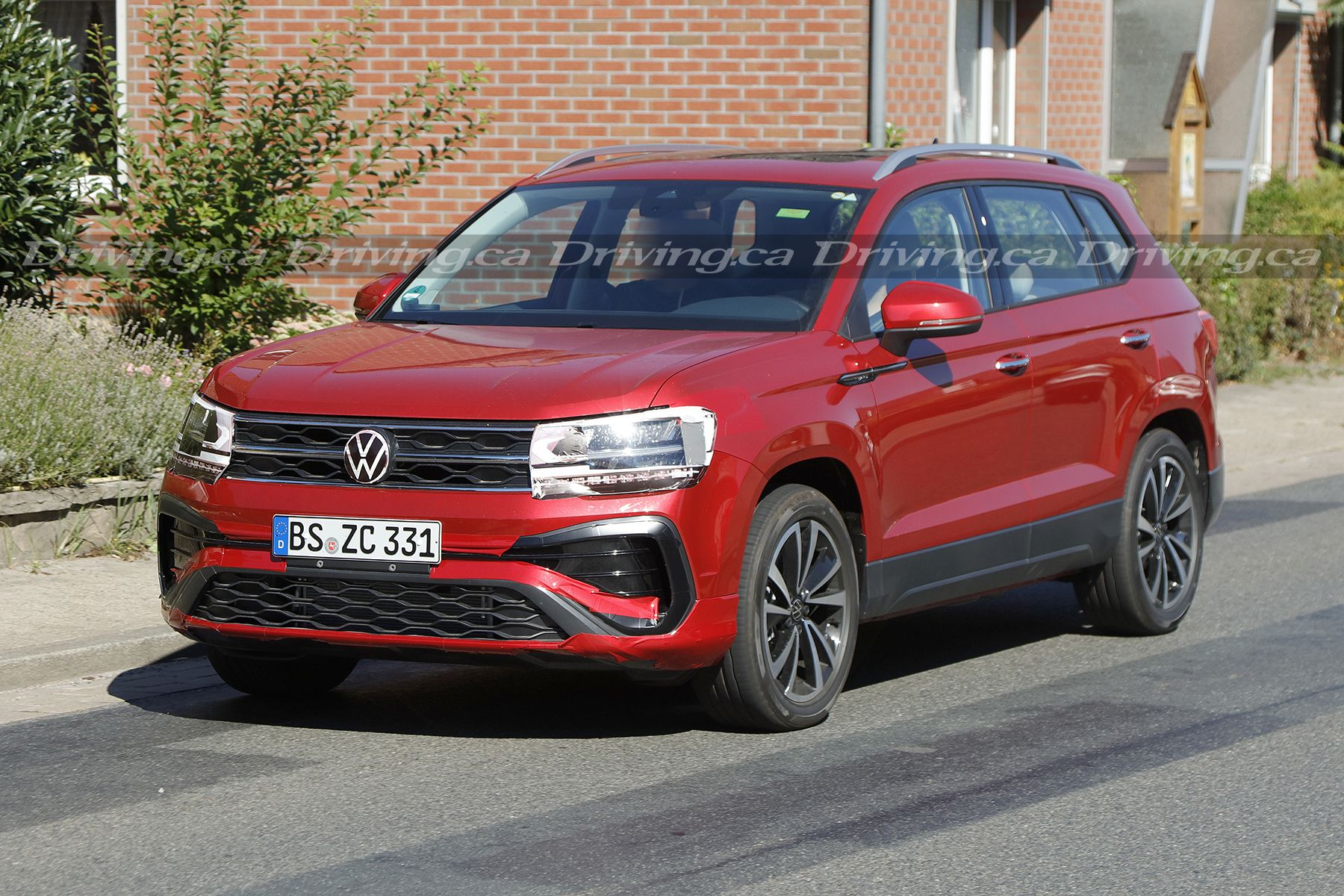 Volkswagen Taos Spied With A Facelift In Germany Driving   VW Tharu Facelift 003 