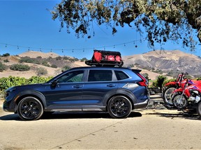 Sur les belles routes californiennes qui traversent la Los Padres national Forest, le nouveau CR-V Hybrid 2023 nous a démontré de la maturité et de la sportivité, un mix de personnalités que nous n'avions encore jamais rencontrée au fil de ses générations passées.