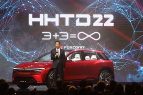 Terry Gou, Gründer der Foxconn Technology Group, enthüllt am Dienstag, den 18. Oktober 2022, das Crossover-Fahrzeug Model B bei einer Veranstaltung in Taipei, Taiwan