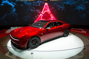 Dodge zeigt Performance-Enthusiasten im Vorfeld der Markteinführung des weltweit ersten elektrifizierten Muscle-Cars Hinweise auf zukünftige Produkte.  Das Dodge Charger Daytona SRT Concept, das in der neuen Außenfarbe Stryker Red gezeigt wird, wird erneut eine angesehene Versammlung von Automobilherstellern und -tunern nutzen, um einen Blick auf die Zukunft der Marke Dodge zu werfen.