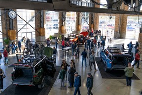 Während der zweitägigen Veranstaltung in der Rocky Mountaineer Station in Vancouver lernten die Besucher die Funktionen und Fähigkeiten der elektrischen Abenteuerfahrzeuge von Rivian kennen, vom Getriebetunnel bis zum Camp-Modus. KREDIT: Rivian