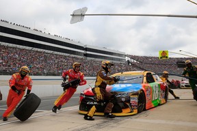 קייל בוש, נהג ה-M&M's Core Toyota מס' 18, נקלע במהלך NASCAR Sprint Cup Series Citizen Solider 400 ב-Dover International Speedway ב-2 באוקטובר 2016 בדובר, דלאוור