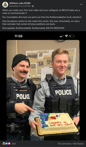 Williams Lake RCMP-Polizisten mit einem Kuchen, der ihnen zu einem viralen Video gratulierte