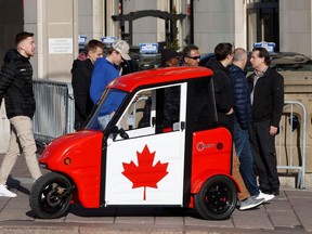 Stronach International stellte am Mittwoch in Ottawa sein Fahrzeug SARIT vor.  Der in Kanada hergestellte SARIT ist ein ein- oder zweisitziges Mikromobilitätsfahrzeug, das Treibhausgasemissionen und Verkehrsstaus drastisch reduzieren kann.  TONY CALDWELL, Postmedien.