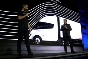 Elon Musk, Chief Executive von Tesla, spricht mit Dan Priestly, Senior Manager von Tesla Semi Truck Engineering, während der per Live-Stream übertragenen Enthüllung des Tesla Semi-Elektrolastwagens in Nevada, USA, am 1. Dezember 2022, in diesem Standbild aus einem Video