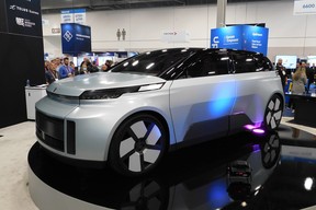 Der vollelektrische viersitzige SUV Project Arrow kurz nachdem das Blatt auf der CES 2023 in Las Vegas herausgezogen wurde.